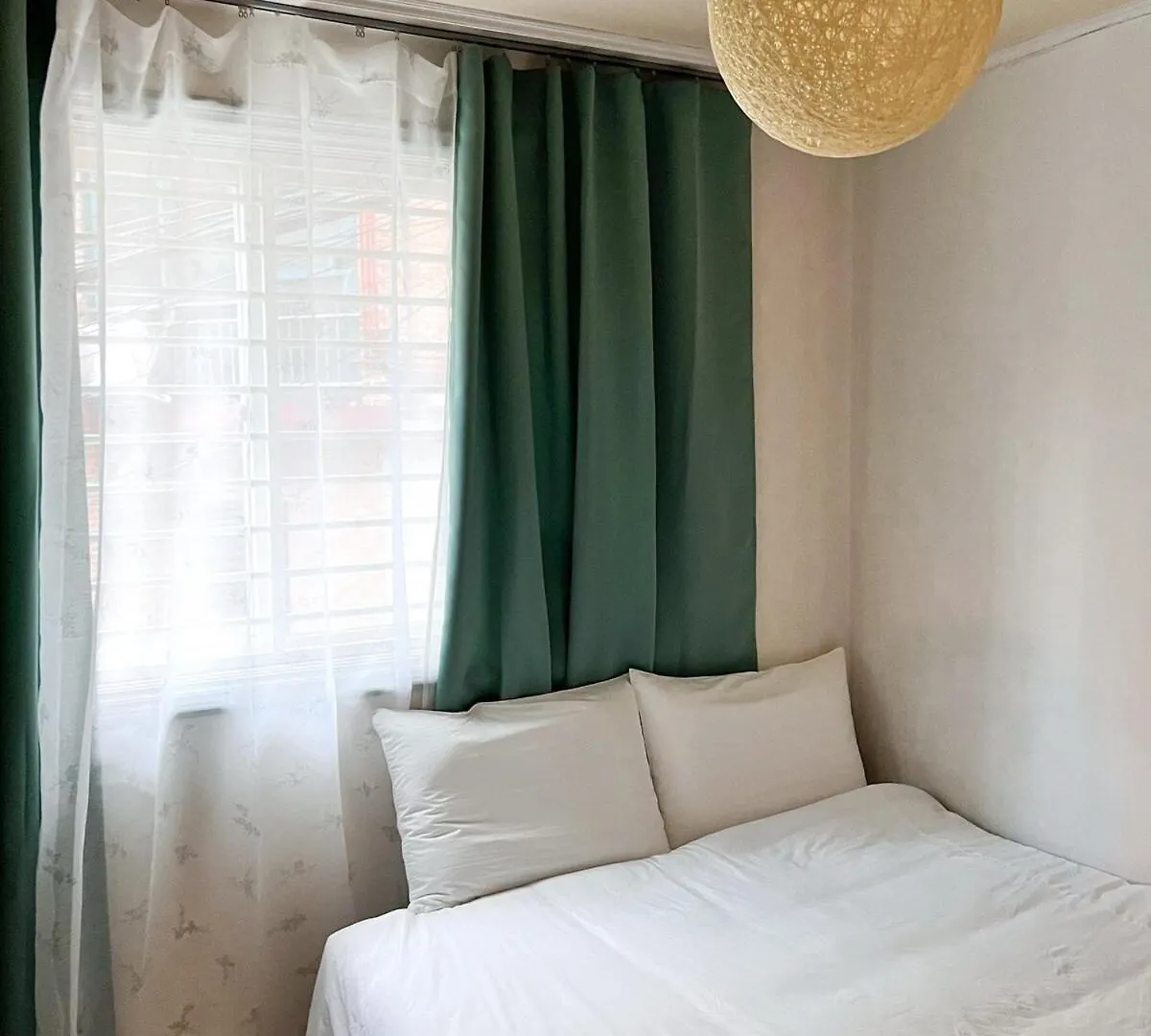 Fall In Hyehwa 3 Queen Beds Jongno Seoul