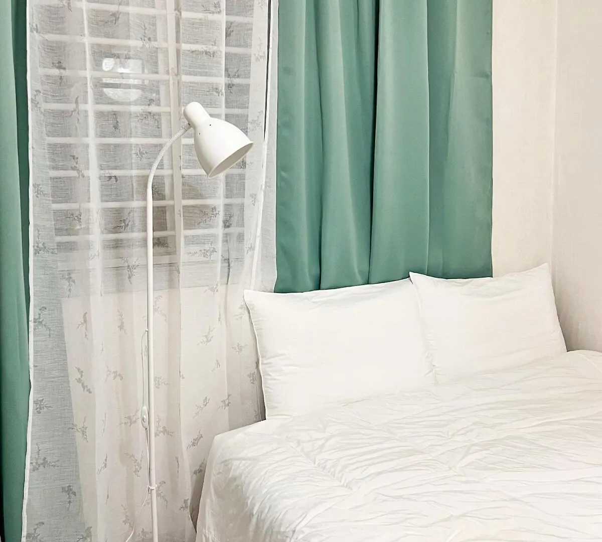 Fall In Hyehwa 3 Queen Beds Jongno Seoul South Korea